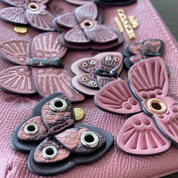 🍍 HOST PICK🍍🦁 Coach Large Wristlet With Butterfly Applique - Picture 5 of 10